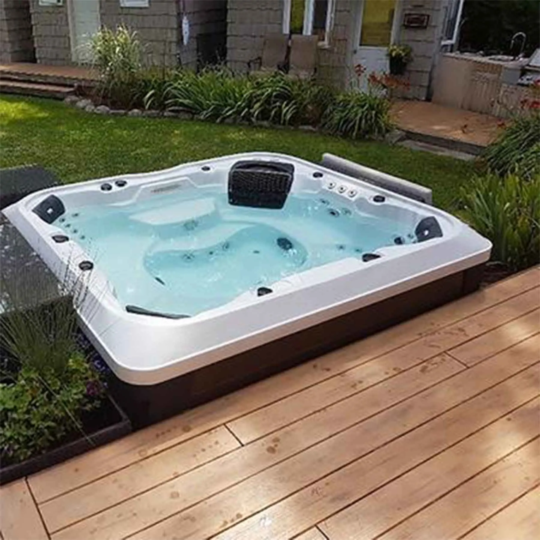 Canadian Spa Kingston 7 Person 55 Jetted 5.5 kW Hot Tub - image 3