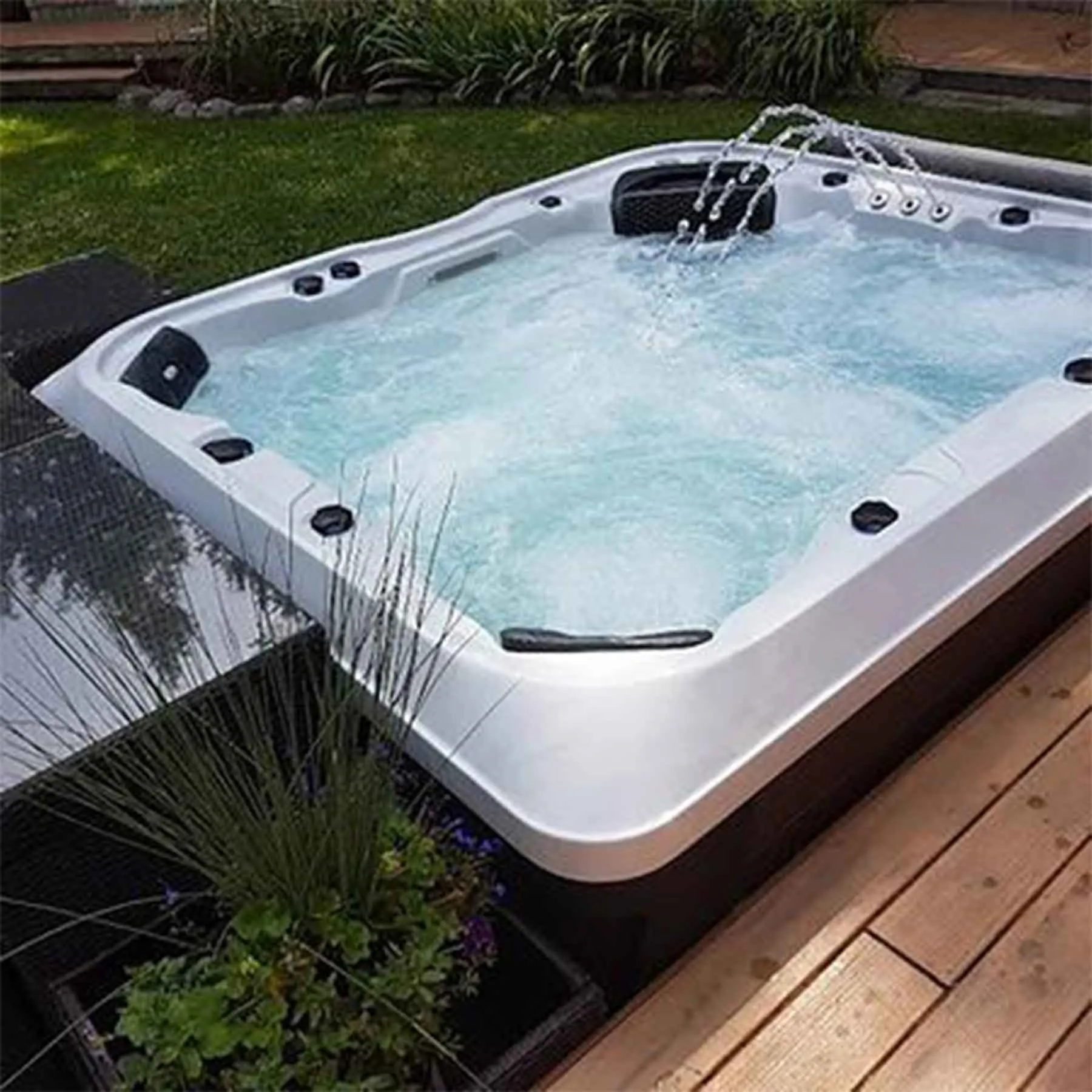 Canadian Spa Kingston 7 Person 55 Jetted 5.5 kW Hot Tub - image 4